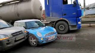 В Николаеве столкнулись дамы на «Хюндай» и «Мини Купер» – на проспекте огромная пробка