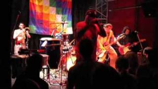 Karamelo Santo: El Ritmo Indecente