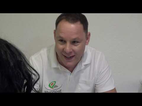 Carina Tuffensammer begibt sich bei Hypnotiseur Markus Schuh in Hypnose