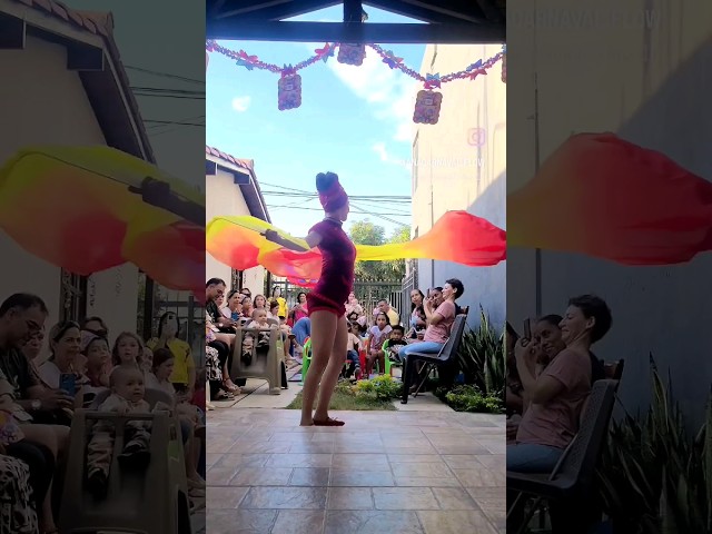 Vídeo relacionado con Vasiumic 1 par de abanicos largos de seda para danza de 180 cm, abanicos de baile de seda real para actuaciones en escenario, arte popular, danza moderna, ballet, espectáculos grupales (el color varía