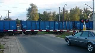 preview picture of video 'ET42 z węglarkami na przejeździe kolejowym w Skawinie'