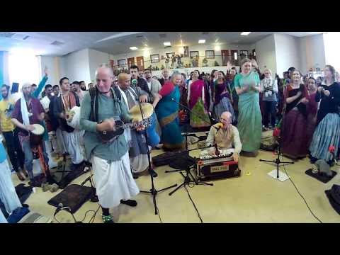 Manu Prabhu Chants Hare Krishna and Gets Everyone Dancing at Birmingham 24-Hour Kirtan 2017