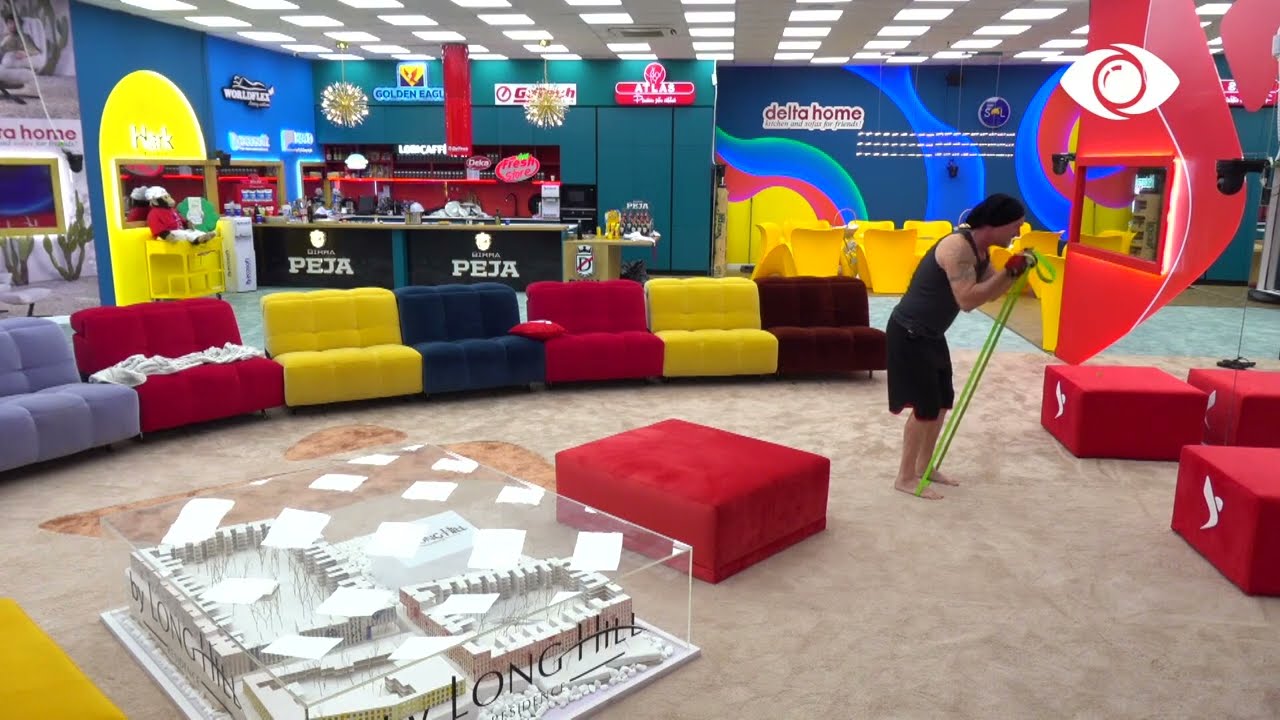 Pas debatit, Genti bën ushtrime i vetëm në shtëpi