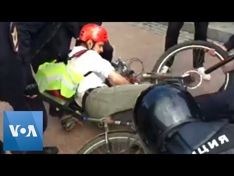 Russia Police Beat Up Cyclist During Moscow Protest