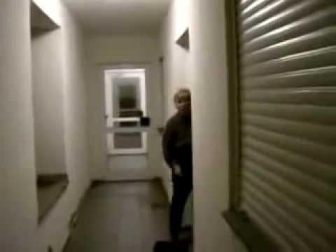 Oma rastet aus wegen einer Waschmaschine