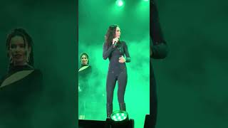 Elodie fa scegliere al pubblico l’ultima canzone di Capodanno 2024 a Palermo