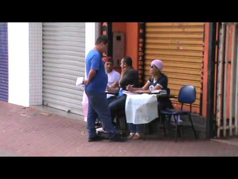 ACADÊMICOS DA UEMS-C.GRANDE-MS ESTUDAM NO CALÇADÃO DA  BARÃO DO RIO BRANCO, CENTRO DA CIDADE.