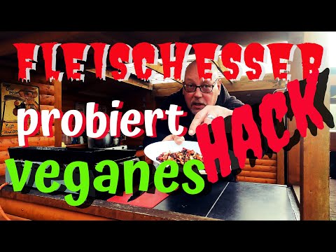 Fleischesser probiert veganes Hack und vegane Bratwurst