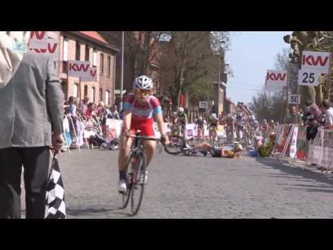 Boezinge 21/04/2013 : Women Youth 1.16 cycling video : crash during final sprint