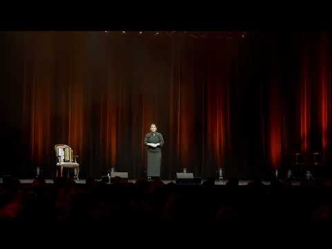 La Signora und die Männer im Saal