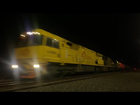 Down 5MP1 Aurizon freight with ACD6052 ACD6055 G533 and CrewCar at Gheringhap loop at night 1/5/2025
