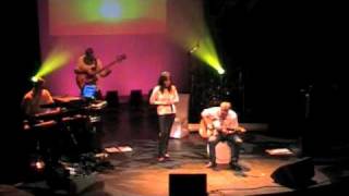 un enfant assis attend la pluie