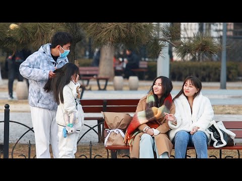 “我妹妹也這麼大”看到男生不會幫妹妹扎頭髮，路人主動提出幫助