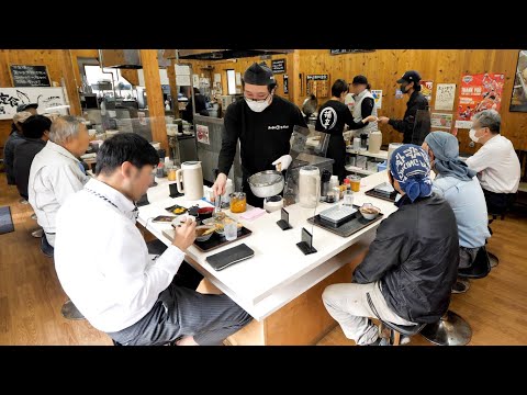 Hiroshima) ¡Súper fiebre de tempura! La tempura de mariscos se sirve durante todo el día en un restaurante de tempura al borde de la carretera con largas colas.