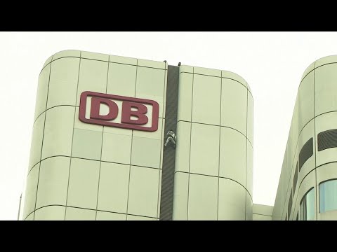 "French Spider-Man" Alain Robert climbs Frankfurt skyscraper
