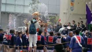 preview picture of video '[HD]2012 深川八幡祭り トラックから水掛け 3'