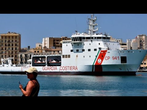 إيطاليا تسمح لسفينة تقل مهاجرين بالرسو قبالة جزيرة لامبيدوزا دون نزولهم إليها