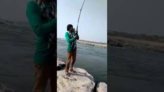 preview picture of video 'MahaSher Fish Hunting Indian River Chambal'