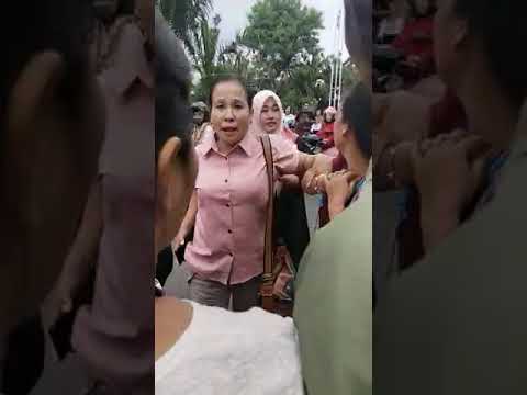 Terciduk pelakor di tempat kerja dilabrak