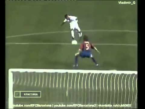 Carles Puyol para un gol con el escudo del Barcelona