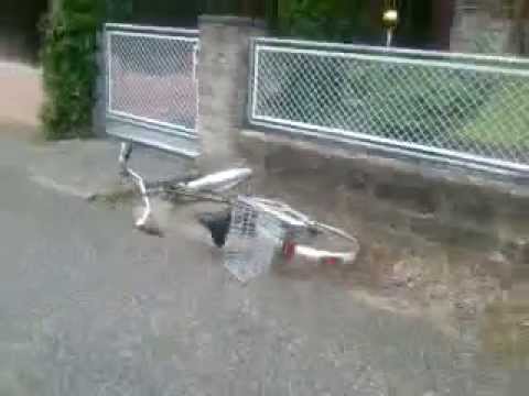 Junge schmeißt Fahrrad um