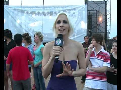 Ingrid Grudke saluda a Marianela Jara