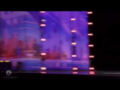 Grupo de dança com neon recebe o golden buzzer de tyra