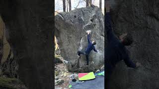 Video thumbnail de Le monolithe, 7c (sit). Chironico