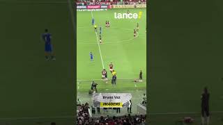 PAQUETÁ DEIXA O CAMPO OVACIONADO PELA TORCIDA DO FLAMENGO!