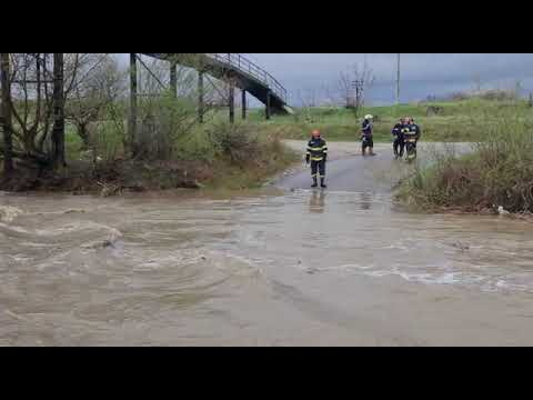 Vâlcea: Autoturism blocat în pârâul Pesceana
