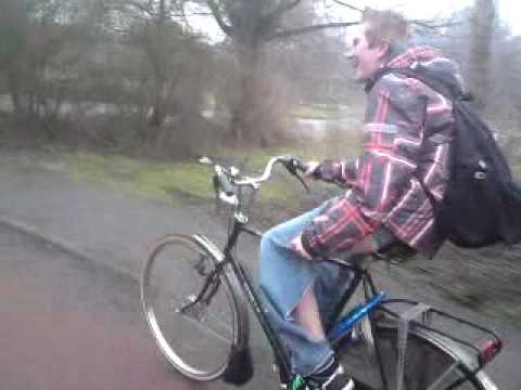 oorleljong scheurt uit broek deel 2