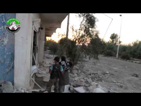 دخول حاجز المميزون بعد السيطرة عليه من قبل كتائب الجيش الحر في حي الحويقة في مدينة دير الزور