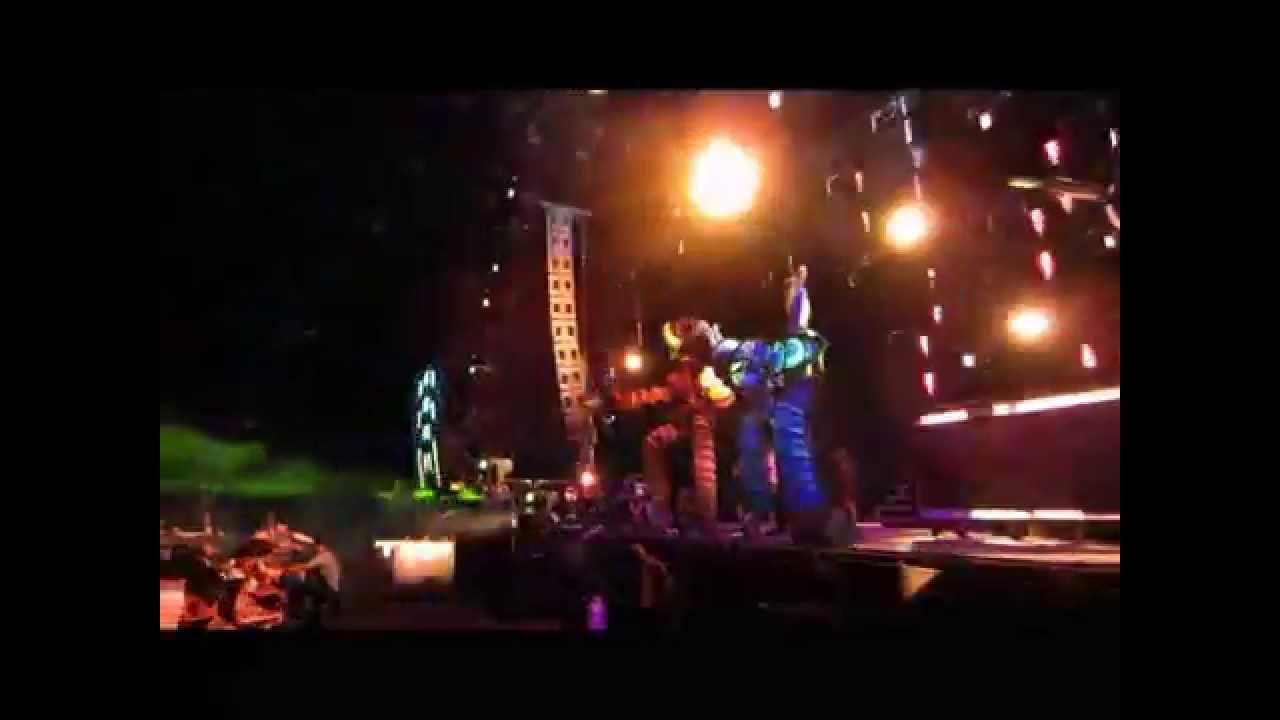 Huge puppet performance