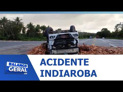 Caminhão carregado com blocos tomba na SE-100 em Indiaroba - BGT