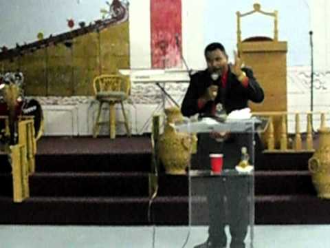 PREDICANDO EL PASTOR  YUNIOR BELTRES   11/28/2010