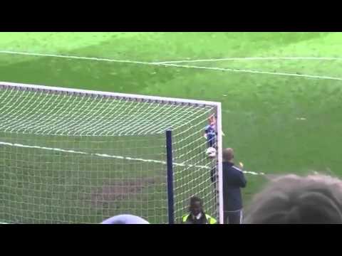 Pequeño hincha del Chelsea marca gol