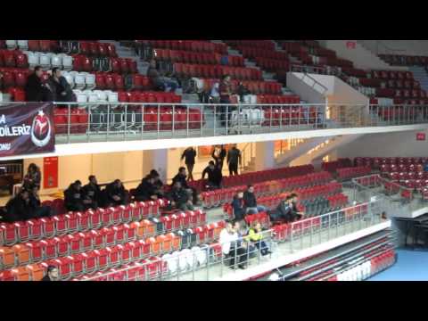 Boş tribüne asılan pankartları kulüp görevlisi kaldırtır / Fenerbahçe - Belgorod maçı