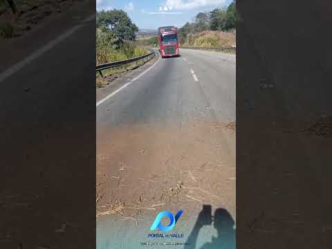 Um capotamento foi registrado na GO-080 entre Petrolina e Nerópolis, próximo ao trevo de
