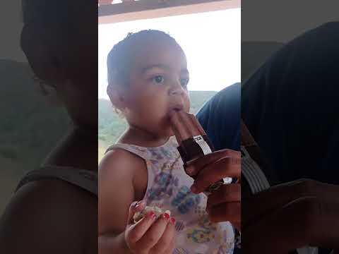 comendo picole  de chocolate 🍫 sera q gostou ?? Maria Fernanda criança de 2 anos
