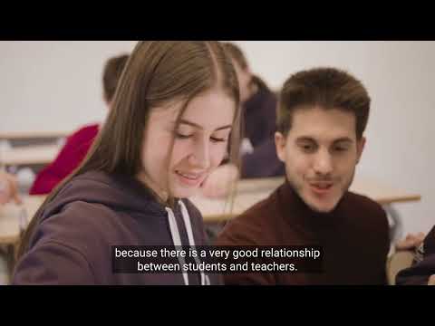 Carlota, estudiante de MYP y apasionada por la música y los idiomas en Agora Sant Cugat