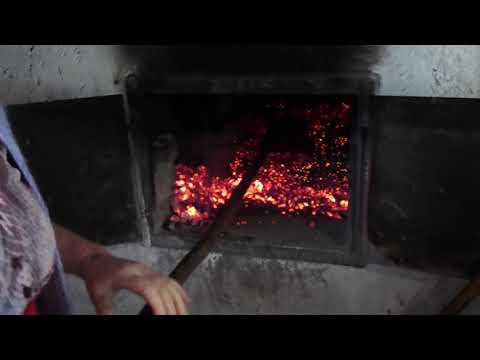 Pregătitul cuptorului cu foc cu lemne pentru PÂINE și PASCA de PAȘTI