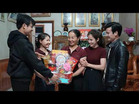 Thu's mother was very happy to see Toan Tu Diem and Tu Phan come to wish the family a Happy New Year