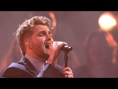 Alex Warren performing song Ordinary