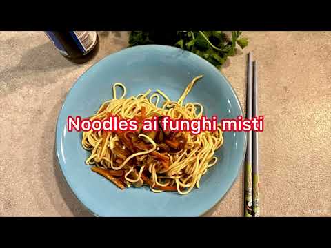 Spaghetti cinesi ai funghi misti noodles ai funghi piatto della cucina cinese