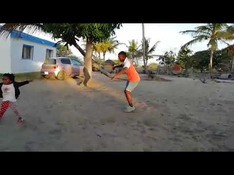 Jovem de Vilankulo dançando MUSSAKAZE