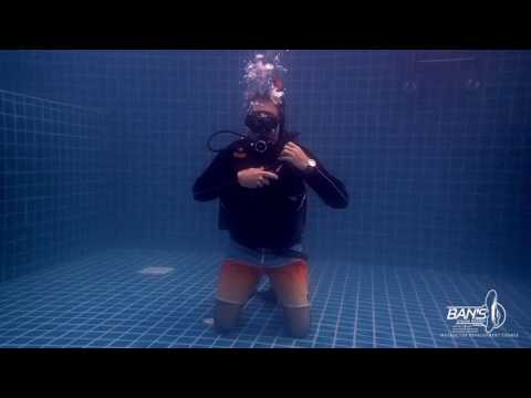 Hover motionlessly for 30 seconds - PADI Skill Circuit - Divemaster and IDC