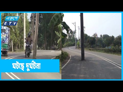 সড়কের মাঝখানে পল্লী বিদ্যুতের খুঁটি