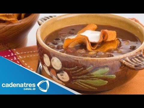 Receta para preparar sopa de frijol negro con chile poblano y rostizado. Receta de sopa