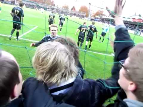 Klopit juhlivat SJK:n 1-2 voittomaalia Ilvestä vastaan.