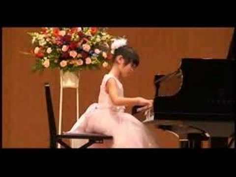 Rinka (5 years) Plays Beethoven ; Sonatine für Klavier F-Dur